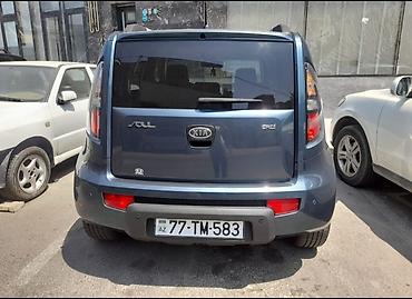 e 290: Kia Soul 1-ci nəsil, mavi rəng. Mühərrik: CRDi dizel (emblemdə — 4