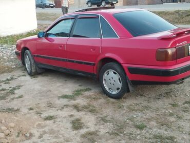 Audi: Красный седан Audi 100 с характерной решеткой радиатора с четырьмя — 4