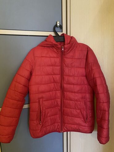 футболка xl: Красная куртка 😍 Осень-весна 🌸 Размер для маленьких миледи XL А так