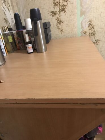 стол для компьютера на: Кухонный Стол, цвет - Бежевый, Б/у