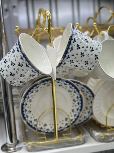 офисная посуда: Набор посуды из фарфора с классическим синим орнаментом и тонким
