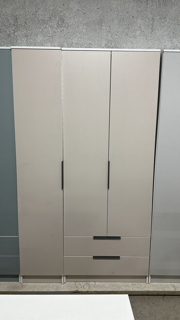 Шкафы для одежды: Качество на первом месте! Прослужит вам долгие годы! Трехдверный шкаф — 17