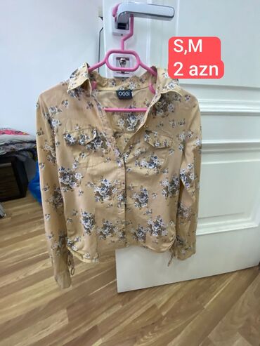 Dəstlər, kostyumlar: Qadın geyimləri dəsti – müxtəlif ölçülər 1) Qara bluz - Brend: Amisu — 2