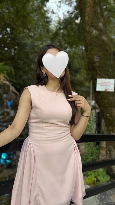 Çəhrayı rəngdə qolsuz mini don. Dizaynda düz kəsim və yığma detallar
