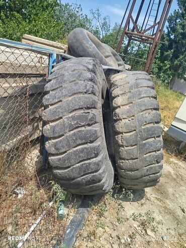 satisda olan traktorlar: Bu, ağır texnika üçün nəzərdə tutulmuş bir şin modelidir. Böyük ölçüsü