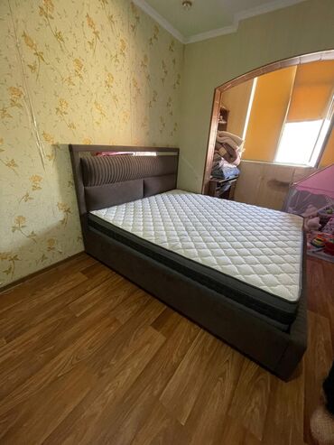 детский двухместный кровать: Двуспальная кровать с мягким изголовьем и матрасом. - Стиль