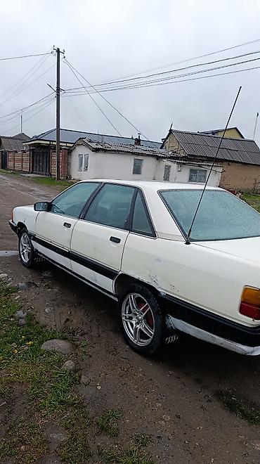 Другие автомобили: Легковой автомобиль седан, белый. Кузов: - 4 двери, классический — 2