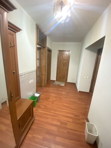 киевская исанова: 4 комнаты, 108 м², Индивидуалка, 2 этаж, Старый ремонт