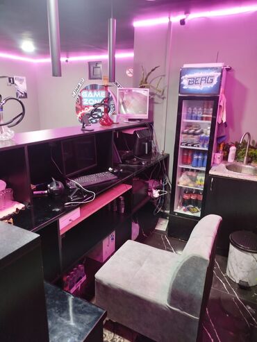 PS5 (Sony PlayStation 5): - PlayStation 5 oyun zonaları: böyük divar TV-ləri, rahat oturacaqlar — 13