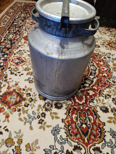 цистерна для перевозки молока: Алюминиевая молочная фляга с крышкой и запорной скобой. - Материал