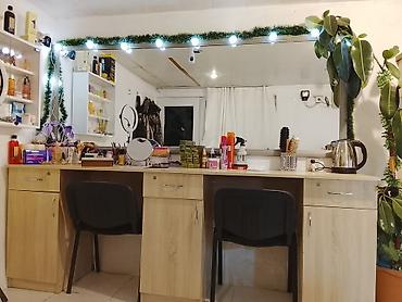 makyaj masa: Gözəllik və makiyaj xidməti üçün salon mebeli guzgusuyle bir — 1