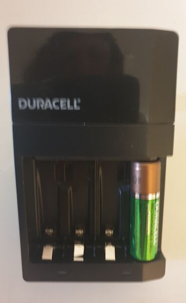 bluetooth slusalice za devojcice: Duracell punjač za baterije, model CEF14EU4. Ovaj punjač je namenjen