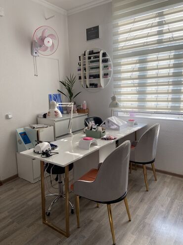круглый стол на кухню: Комплект офисной мебели, Стол, цвет - Белый, Б/у