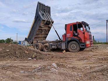 Самосвал FAW, красный, с трехосной колесной формулой и задней