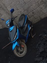 дом на калесах: Скутер/мопед, спортивный дизайн, синие пластиковые панели с черными