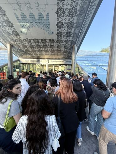 Foto və video çəkiliş: KAMALİN OQLANLİQİ Şəhərin mərkəzində yerləşən bu metro stansiyası