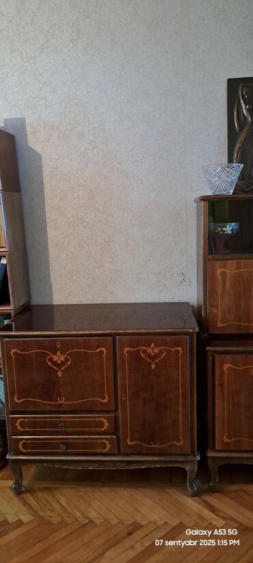 Dolablar: Açılan, 2 qapılı Düz dolab, Bufet