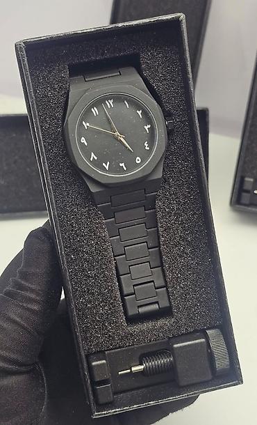 Qara metal korpus və metal qolbaqlı analog qol saatı. - Minimalist mat