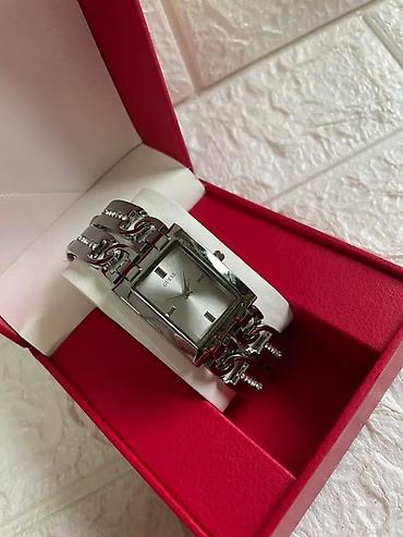 Ručni satovi: GUESS ženski ručni sat – pravougaono kućište i ukrasna narukvica sa — 1