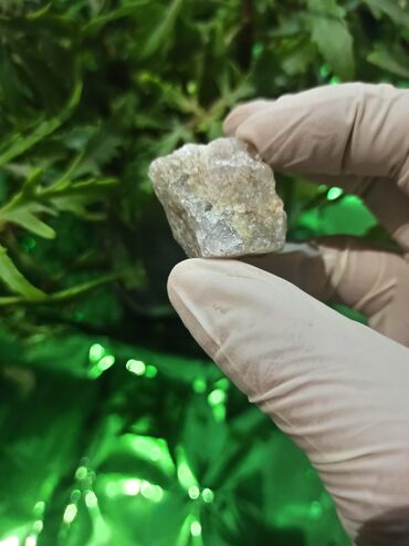 Qiymətli daşlar: Təbii mineral nümunəsi – şəffaf-boz kristallı quruluşlu və işıq — 10