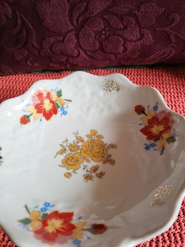 Stare vaze i dekor: Porcelanska nova,vintaz bombonijera. Visina. 6,5cm — 5