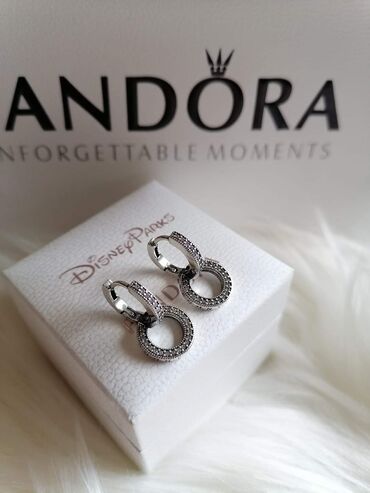 Minđuše: Pandora minđuše
Dobija se u kutijici
Cena:2100din — 18