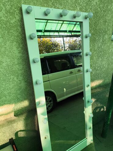 зеркало с подсветкой настольное: ЗЕРКАЛО С ПОДСВЕТКОЙ,есть недостающие лампочки, при желании можно