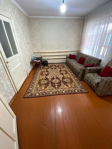 Продажа коттеджей и домов: Продаю дом в центре города Балыкчы. Рядом городская больница, вещевой — 8