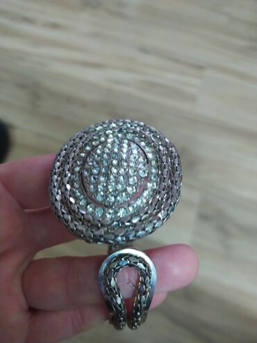 Narukvice: Prodajem dve masivne svečane narukvice,jedna debela okrugla - 1200 na lalafo.rs — 9 Narukvice: Prodajem dve masivne svečane narukvice,jedna debela okrugla - 1200 — 9