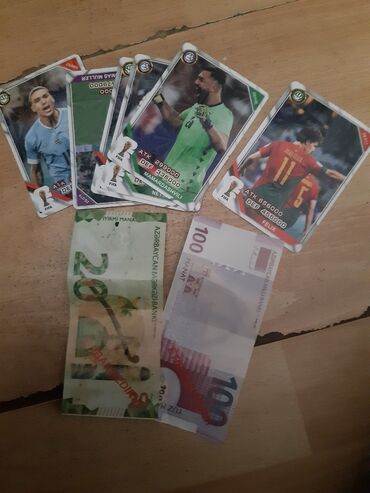 Əntiq əşyalar: FİFA futbolçu kartları kolleksiyası, hər birində futbolçunun şəkli və