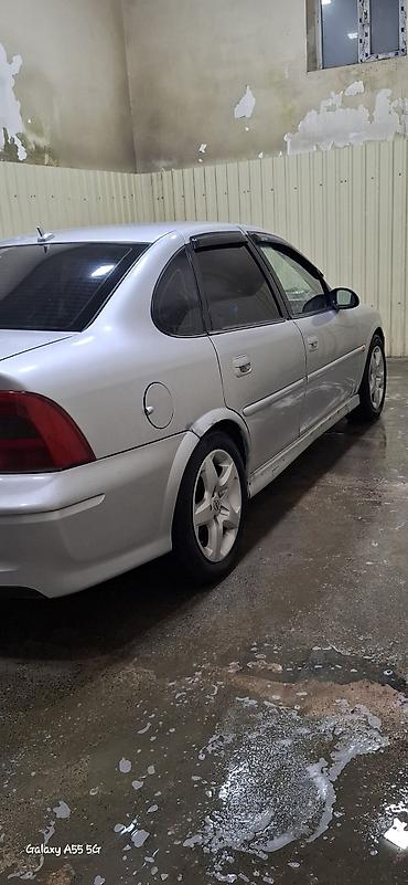 opel omega: Opel Vectra Sport sedan, gümüşü rəngdə avtomobil. Ön, arxa kamera — 4