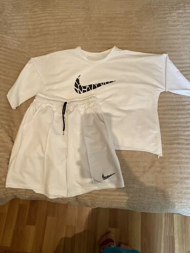 Dəstlər, kostyumlar: 14-15-16 yaşlı uşaqlar üçün ağ nike.sadece 1dəfə geyinilib 20azna