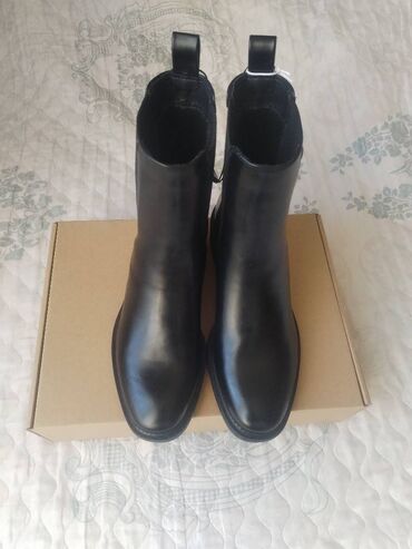crni jednodelni ferre kupaci: Ankle boots, Reserved, 37