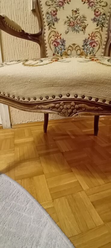 Stilske fotelje: Antikvrska tapacirana fotelja u stilu ROKOKO - Konstrukcija: čvrsto — 1