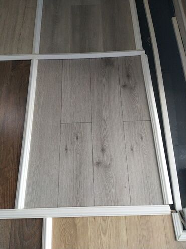 reyka taxta: Laminate döşəmə panelləri – boz palıd teksturası - Dizayn: Təbii ağac