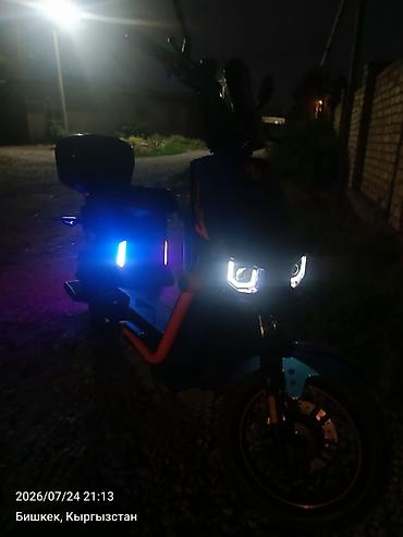 местоположение: Электроскутер городского типа с LED‑оптикой и боковой неоновой — 2