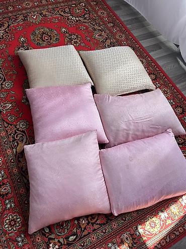 Текстиль: Toyuğ tükü yastıqın biri 10 manat - Sayı: 6 ədəd - Forma: kvadrat - — 1