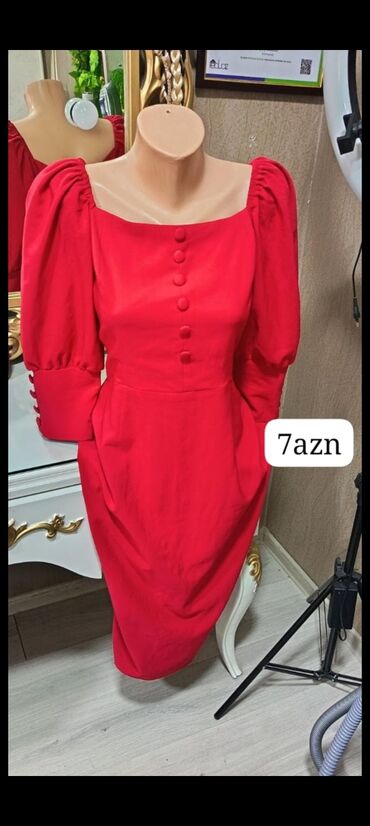 Ziyafət donları: Qırmızı don - Rəng: parlaq qırmızı - Dizayn: dördkünc dekolte, ön — 2