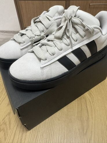 Botinkalar: Yeni Adidas Grand Court Alpha ayaqqabıları, klassik tərz və müasir