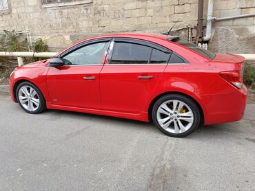 Chevrolet: Chevrolet Cruze sedan – parlaq qırmızı rəngdə, idman görünüşlü paket — 11