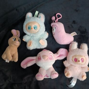 Игрушки: Набор мягких игрушек включает в себя семь различных фигурок, каждая со — 14