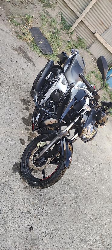 sulu: TVS Apache RTR 160 4V motosiklet - Rəng: qara-ağ, idmançı qrafika ilə — 8