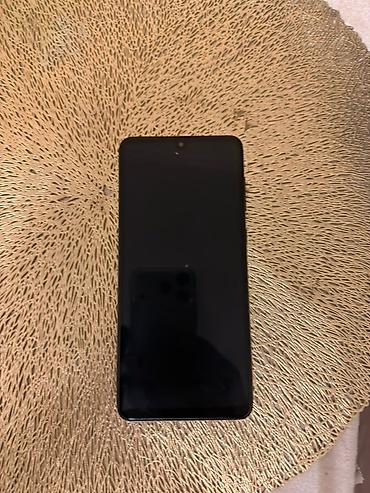 telefon samsuq: Mavi rəngdə smartfon Xüsusiyyətlər: - Arxa tərəfdə kvadrat modulda — 2