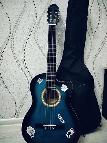 Mavi rəngli klassik gitara – kəsik korpus (cutaway) dizaynlı. -