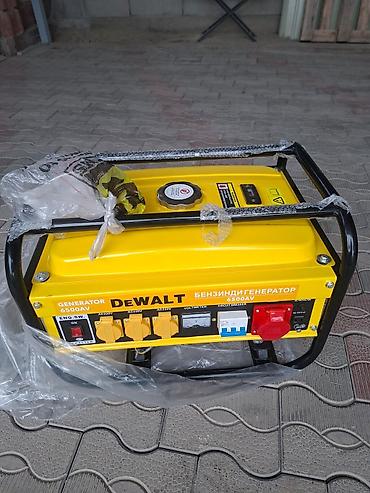 Бензиновый генератор DEWALT 6500AV в открытой металлической раме