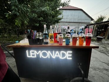 островок в торговом центре: Тележка для лимонада с неоновой вывеской "LEMONADE". В тележке есть
