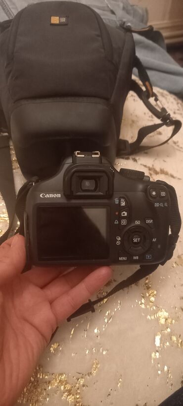Fotokameralar: Canon EOS 1100D fotoaparatı və Case Logic çiyin çantası. Fotoaparat