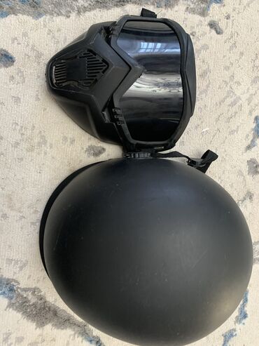 спортивное оборудование: Мотоциклетный шлем интеграл черного матового цвета. Шлем предназначен