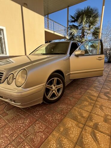 Mercedes-Benz: Mercedes-Benz E-Class (W210) sedan, gümüşü rəng. - İkiqat dairəvi ön — 8