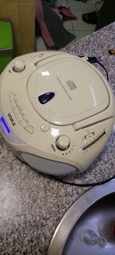 Pojačala i prijemnici: Radio veći VIVAX sa ispravnim CD i USB
Lep Radio
 Mirjevo — 6